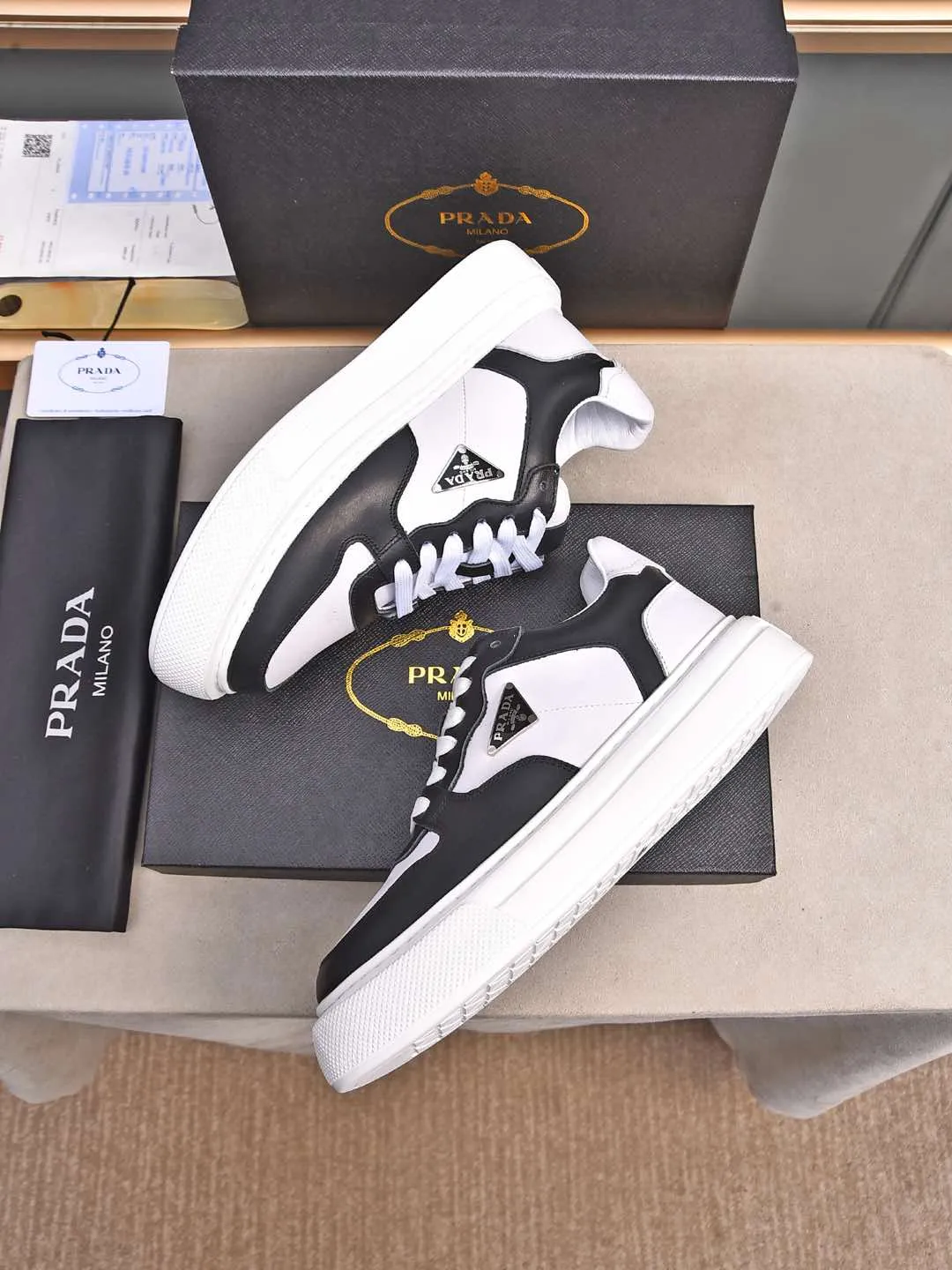 Men's shoes 💰500 Prada/Prada Men's new casual shoes, this upper is made of imported calfskin. The outside is decorated with the P family's classic metal triangle enamel logo, with cowhide lining and cowhide for the foot pads. The outsole is made of non-slip sports exclusive rubber outsole with logo, which feels good on the feet. It is a fashionable and fashionable item!  Size: 38-44 (45 customized)